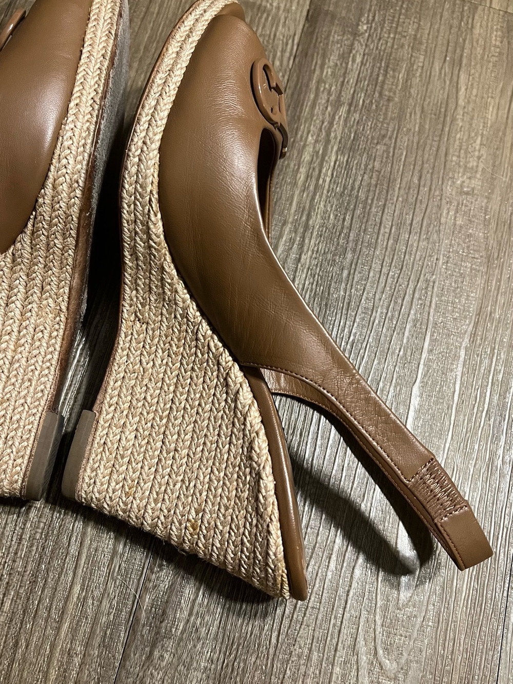 Carolina Herrera Wedge Tan Shoes size 39 - Picture 2 of 3